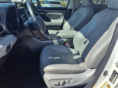 2021 Toyota Highlander Hybrid Platinum