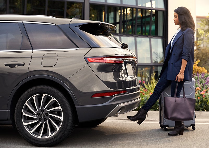 A woman with her hands full uses her foot to activate the available hands-free liftgate. | West Point Lincoln of Sugar Land in Houston TX